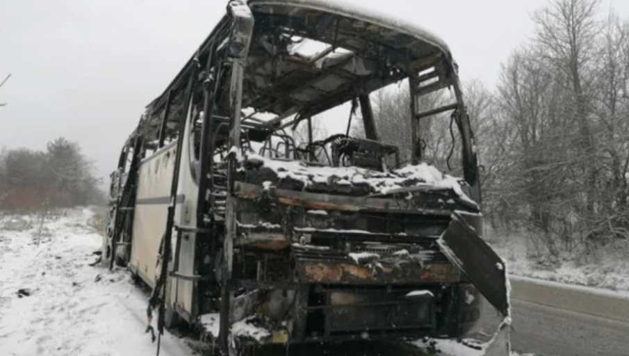 Автобус пламна между Ловеч и Севлиево, няма пострадали
