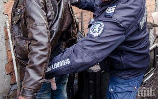 В Карлово арестуваха младеж, посегнал на полицаи