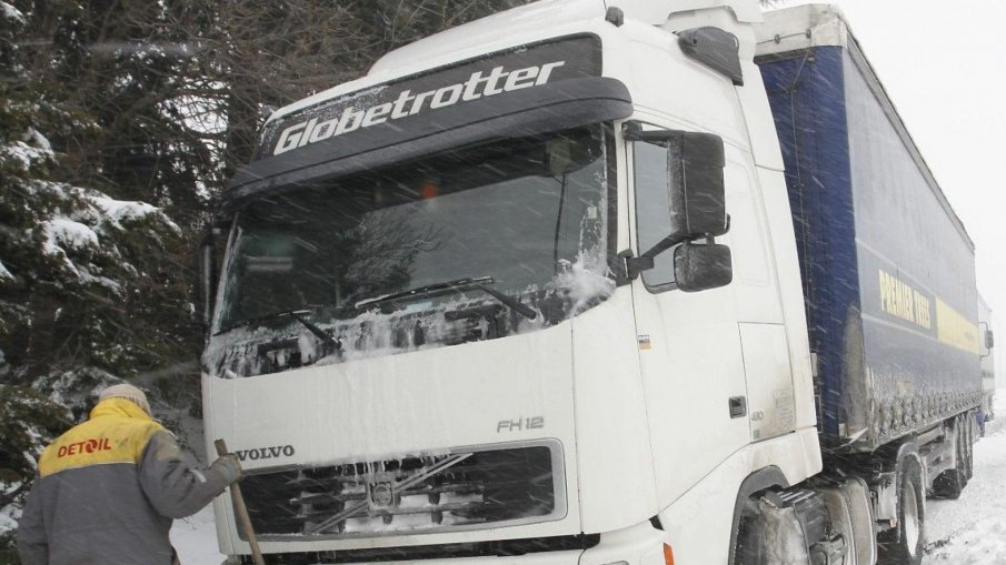 15 камиона закъсаха на пътя към граничен пункт Гюешево