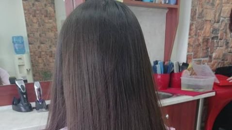 ЗА ПРИМЕР: Момиче обяви косата си на търг, за да помогне за лечението на любима учителка