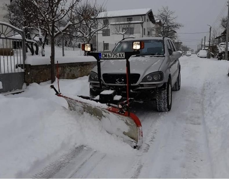 Родопчанин се включи с джипа си в почистването на улиците смолянското село Смилян