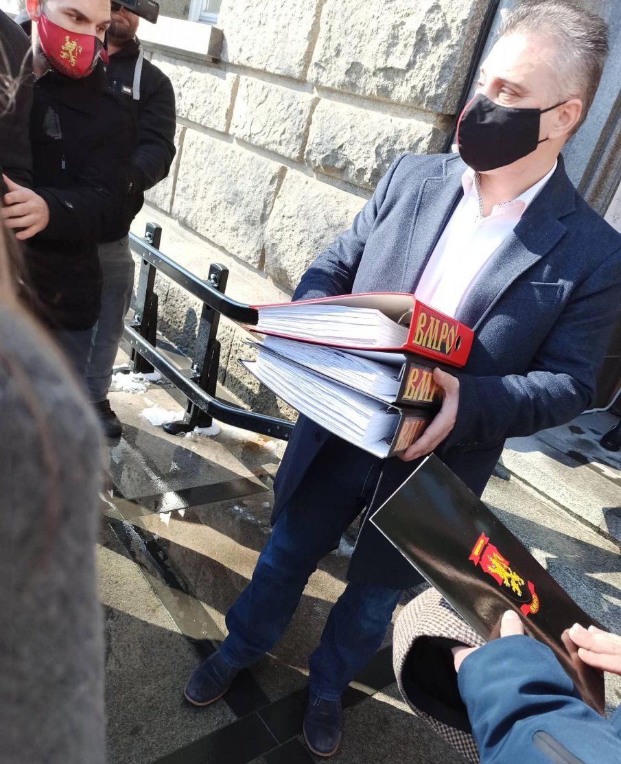 ВМРО се регистрира за изборите, обясняват защо са сами (СНИМКИ)