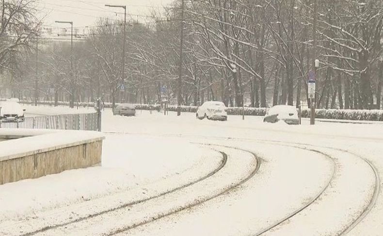 ВАЖНО! Снеговалежа в София скъси маршрутите на автобусите към Витоша