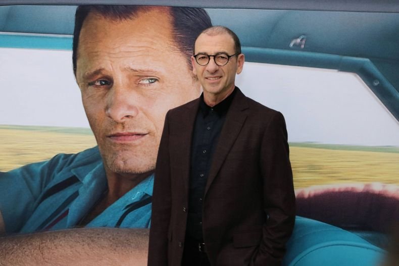 Димитър Маринов снима със звезда от Теория за Големия взрив