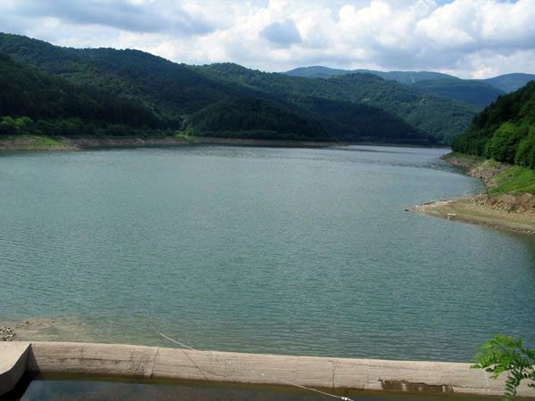 Продължава контролираното изпускане на язовир Жребчево