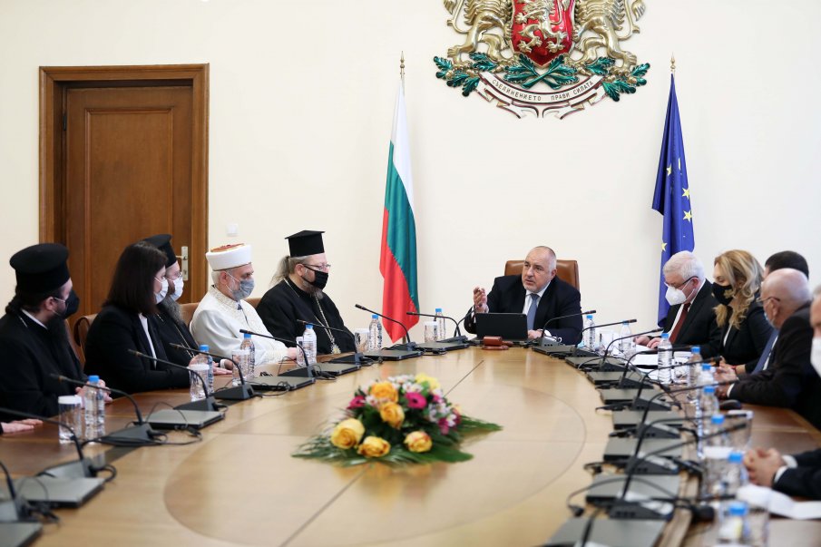 Борисов: Отпускаме средства и за църкви, и за джамии