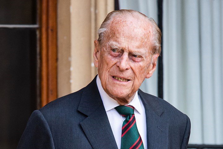 Принц Филип ще остане още в лондонската болница