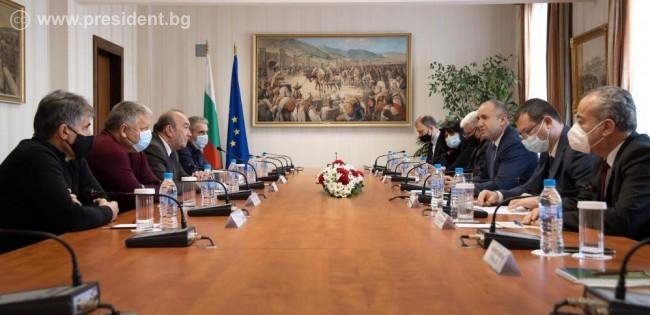 Радев на среща с кметове: Държавата е демократична и социално справедлива, когато тези принципи се отстояват и в най-малките населени места