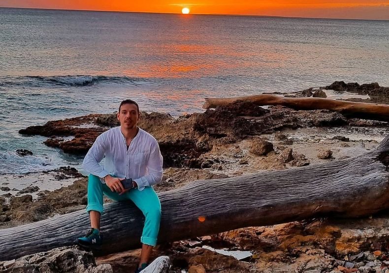 След месец и половина тренировки: Дани Петканов с целулит и сланини по корема (СНИМКА)