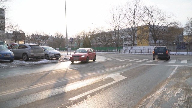 Поставят легнали полицаи в рисков за катастрофи район в пловдивския кв. „Тракия“