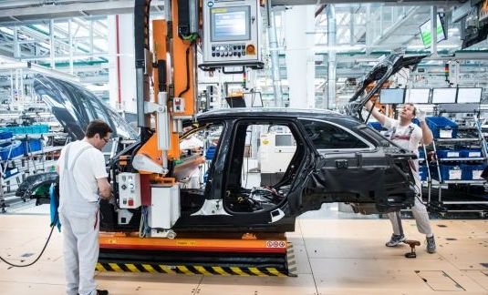 Немски автомобилни гиганти заплашени да спрат работа заради пандемията