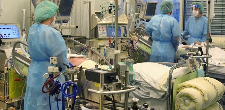 Скок на заразените с коронавируса препълни болниците в Чехия