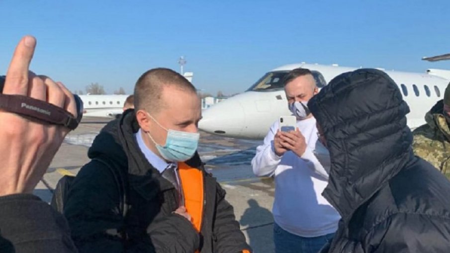 ЕКШЪН: Приземиха самолет в Киев, арестуваха бивш ръководител на банка - хитрецът отклонил над 5 млрд. долара