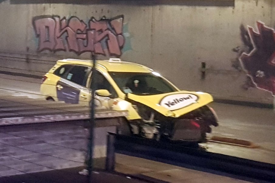 ОТ ПОСЛЕДНИТЕ МИНУТИ: Такси катастрофира в тунела на НДК (СНИМКИ)