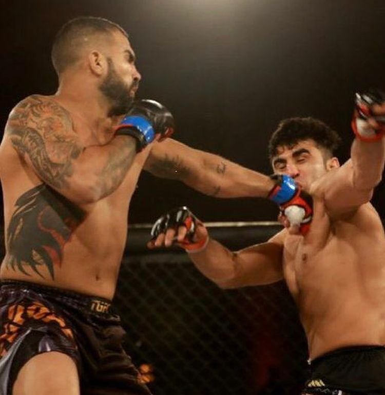 ММА боец с умишлена загуба в Афганистан, заплашили го с оръжие