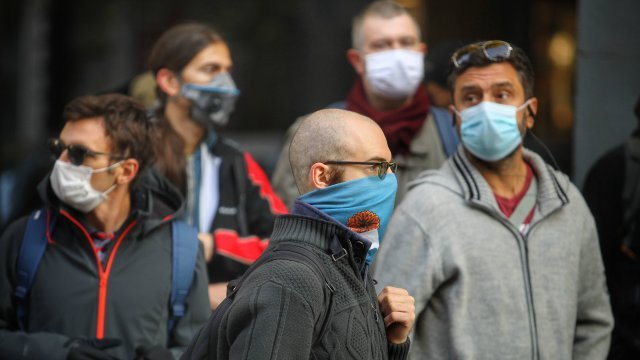 Испания слага край на задължителното носене на маски на открито след намаляване на разпространението на коронавируса