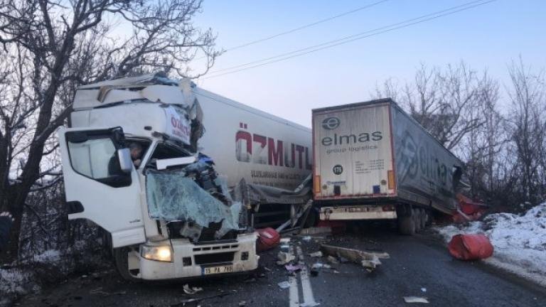 МЕЛЕ НА ПЪТЯ: Два ТИР-а се удариха между Видин и Монтана