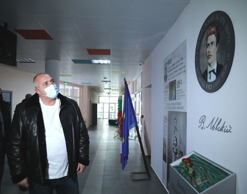 Борисов посети Обединено училище „Васил Левски“ в Бургас: Високата оценка на Фич дължим и на учителите (СНИМКИ)