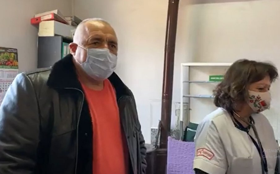 Борисов от граничното Самуилово: До всяка точка ще стигнат ваксини, ако трябва и с БТР-те (ВИДЕО)
