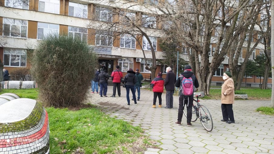 Опашки за ваксиниране в Пловдив, над 2300 са имунизирани през уикенда
