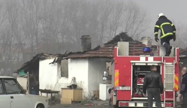 Бензиностанция на косъм от взрив при голям пожар край Пловдив