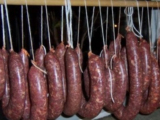 Гладни апаши свиха метален прът с домашни наденици