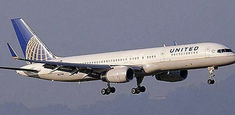 Отломки от самолет паднаха над Денвър