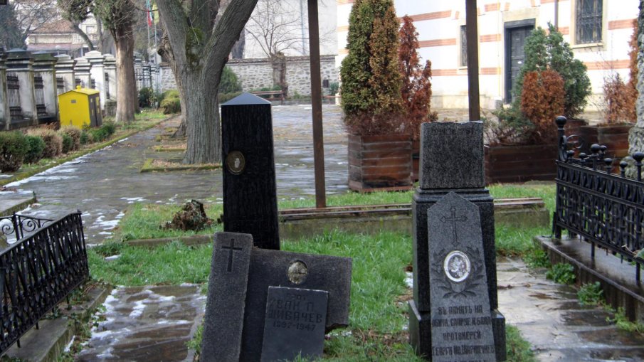 Безбожници потрошиха паметници на свещеници, заровили ги в църковен двор