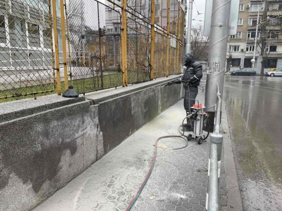 Изчистиха от графити оградата на Първа английска в София