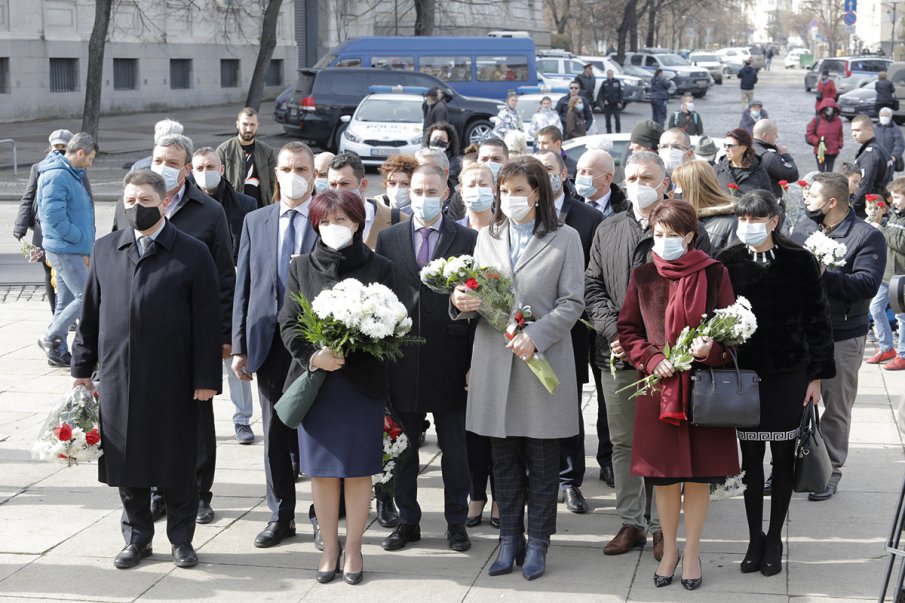 Депутатите от ГЕРБ се поклониха пред паметта на Васил Левски (СНИМКИ)