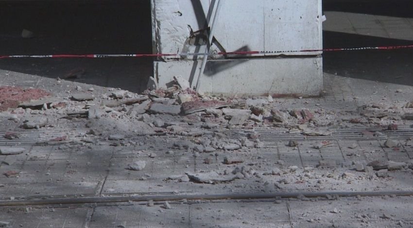 Мазилка на сграда падна край десетки пешеходци в центъра на София