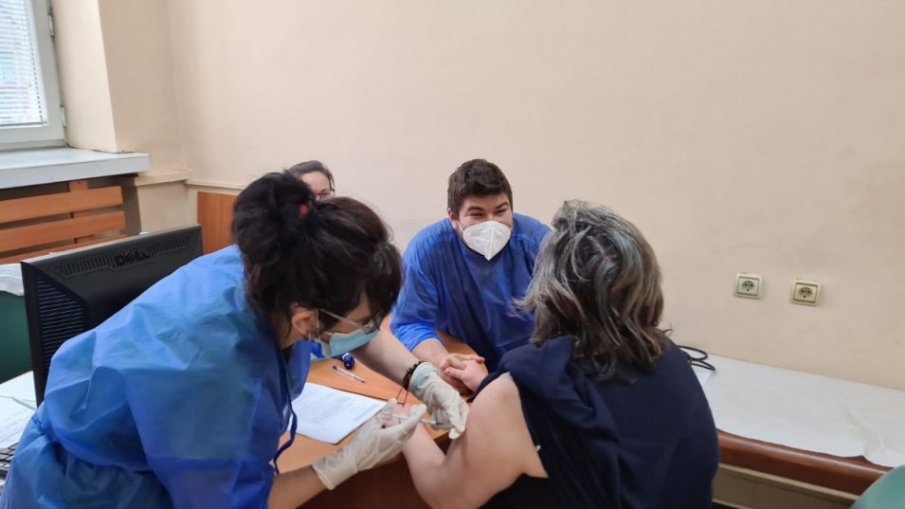 Личен лекар от Пловдив: Желаещите са много, ваксините - малко