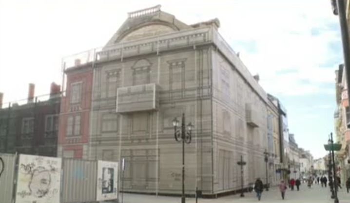 Опасна сграда се руши в Русе