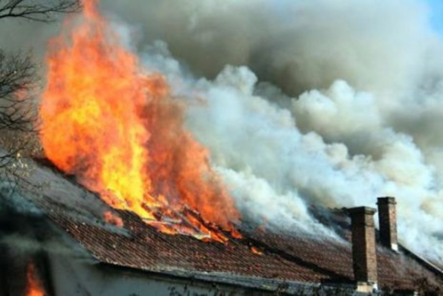 Възрастна жена изгоря жива в къщата си, докато внукът й търси помощ