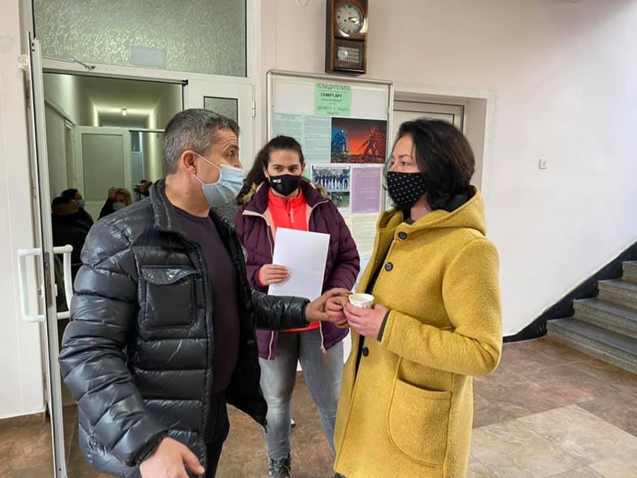 Депутатът от ГЕРБ д-р Красимир Събев консултира желаещи да се ваксинират в Смолян