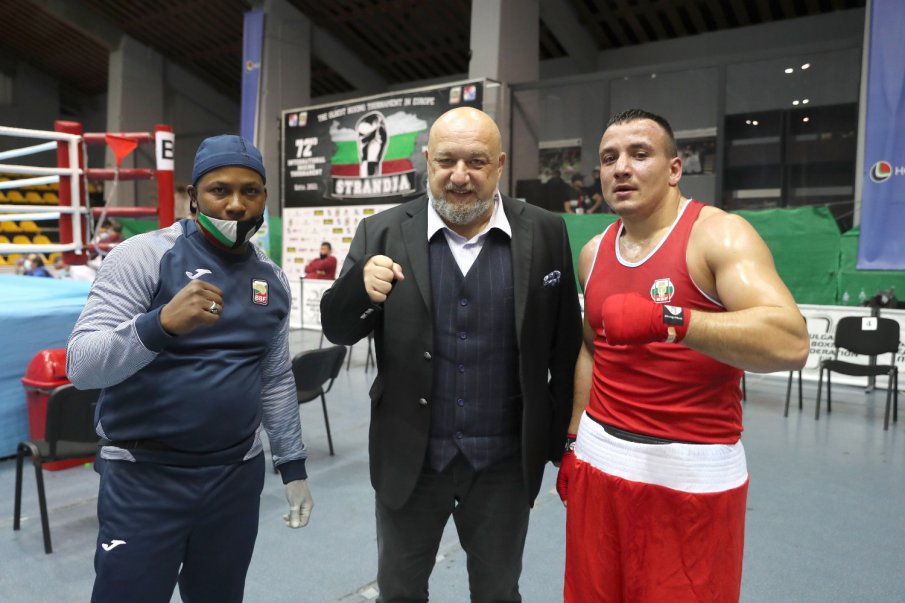 Министър Кралев проследи двубоите от третия ден на купа “Странджа”