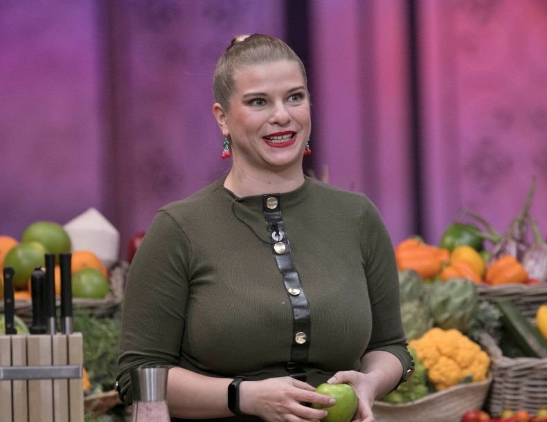 Касиерка с внушителен бюст атакува Мастър Шеф