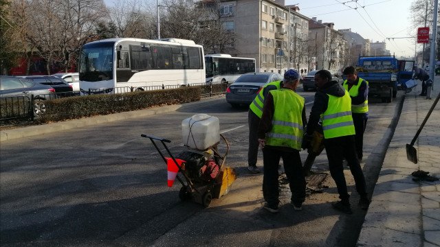 Кърпят разбити улици в центъра на Пловдив