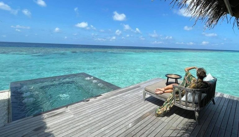 „Пазителка на вота” на ДеБъ се пусна от плажа на Малдивите, почива в петзвезден комплекс (СНИМКИ)
