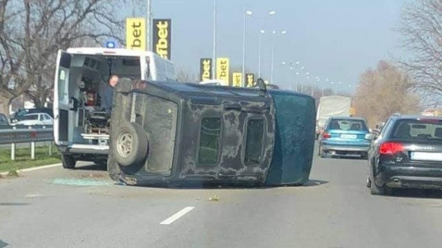 Шофьор на джипка дири виновник за катастрофа, дава 5 бона награда