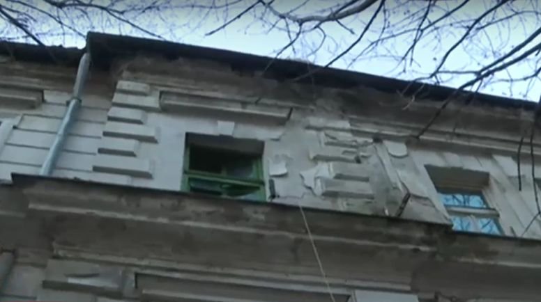ОПАСНИ ОТЛОМКИ: Къща се руши в центъра на София, камъни застрашават живота на хората
