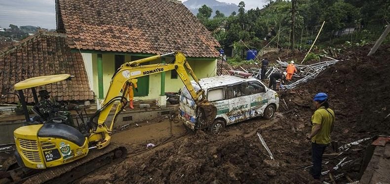 Петима загинали и 70 безследно изчезнали заради свлачище в златна мина в Индонезия