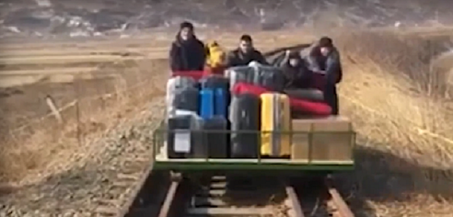 Руски дипломати напуснаха Северна Корея с... дрезина