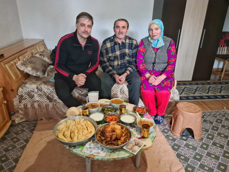 Родопско семейство посрещна в дома си Владо Карамазов