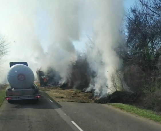 ОТ ПОСЛЕДНИТЕ МИНУТИ: ТИР се запали на пътя Чирпан-Стара Загора