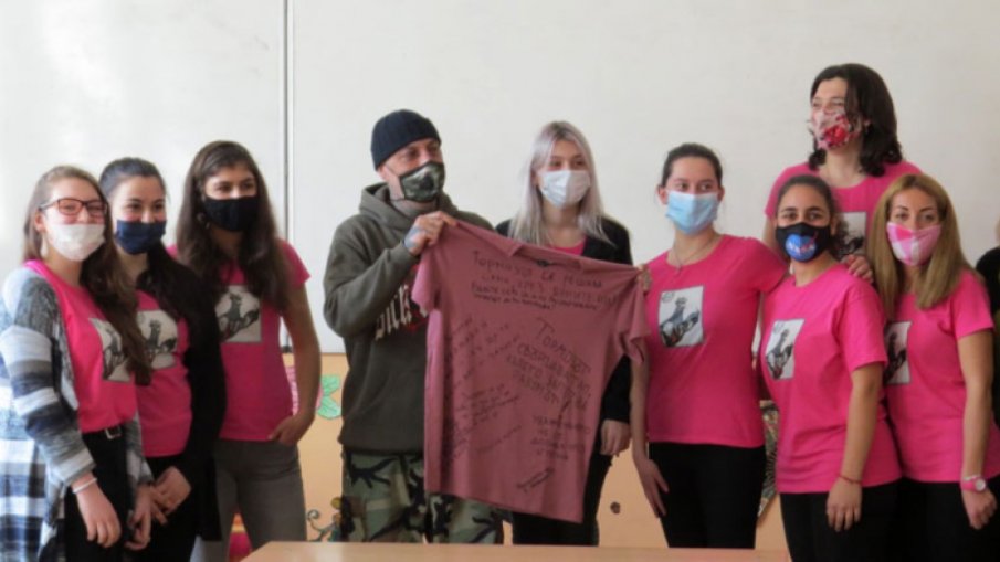 В столично училище готови всеки ден да носят розови фланелки