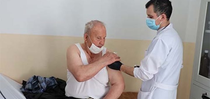 Ваксинираха с АстраЗенека 90-годишен мъж от Ардино