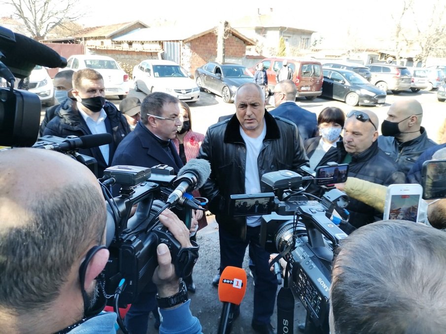 Премиерът Борисов в село Малево: Полагаме денонощни усилия, за да запазим нормалния начин на живот на гражданите в пандемията - готови сме да доставяме ваксини със самолет