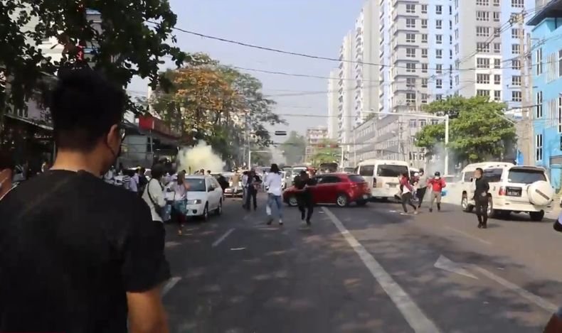 Убити и ранени от полицията в Мианмар при протести срещу военния преврат
