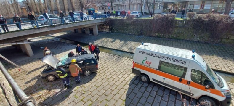 ЕКШЪН НА ПЪТЯ! Кола падна в река в центъра на Хасково, има пострадали